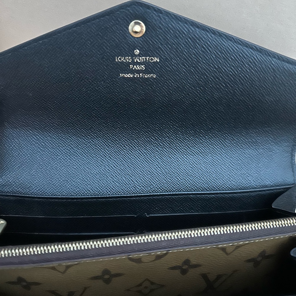 Louis Vuitton Sarah wallet. - Picture 2 of 3